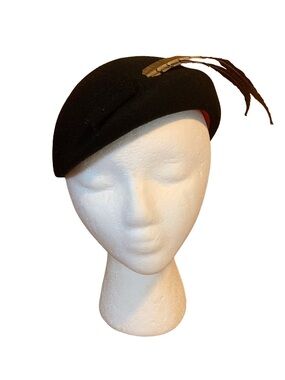 VINTAGE STYLED BY CORALIE 1960'S BLACK WOOL FELT BEANIE CAP WITH FEATHER